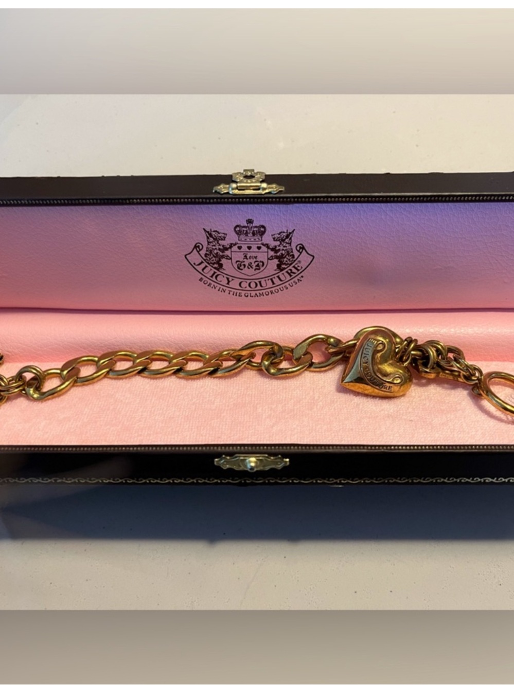 RARE VINTAGE Y2K Juicy Couture Gold-Tone Heart Charm Bracelet with Pink Case